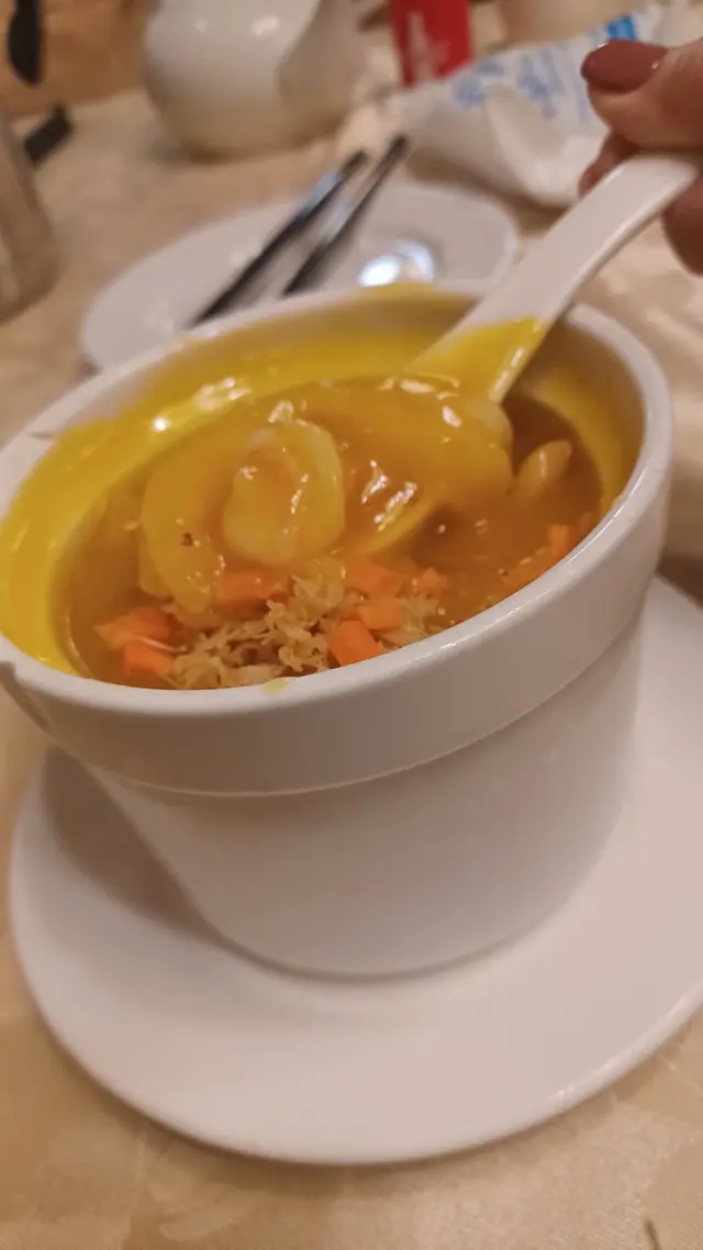 很多花膠,很多江搖柱,蟹肉,蝦肉,土尤……紅蘿蔔