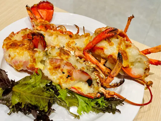 而家嘅套餐仲送埋芝士焗龍蝦，仲要係新鮮嗰一隻，每客足足有半斤咁重！ 🦞燒完之後零舍充滿香味，而且起肉亦都相當容易簡單就已經成隻起咗肉，🧀大量嘅芝士即刻可以包住海洋味十足嘅龍蝦肉
