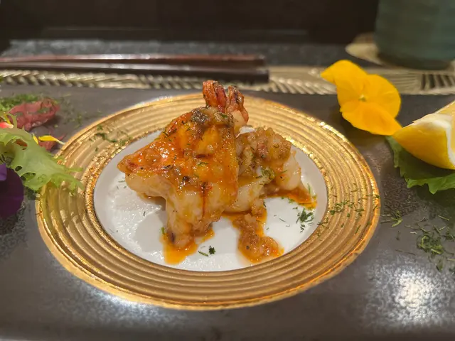 沙巴虎蝦、配雞骨草