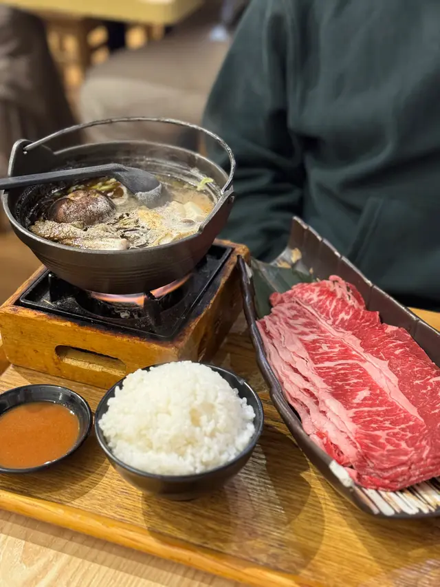 湯鍋上枱出晒煙💨
牛肉有6大片 切薄片好快就熟🥩肥瘦比例好 牛味重👍🏻
鍋入面仲有好多配菜 冬菇、鳴門卷、獅子狗、娃娃菜🍥