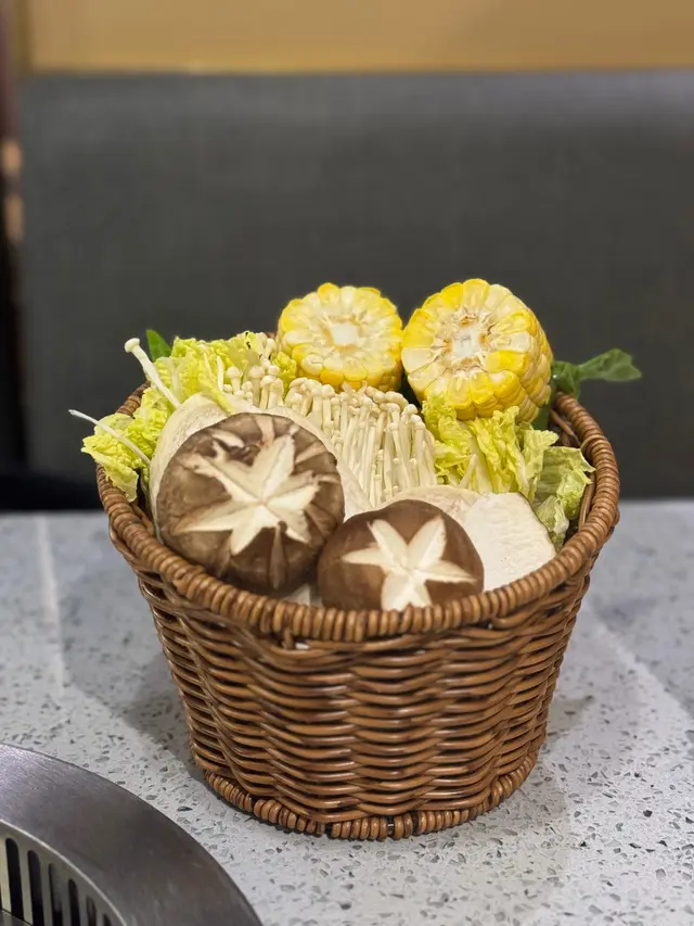 拼盤包括粟米、生菜、娃娃菜、雞髀菇同金菇
放係椰子雞定麻辣湯都好夾😹