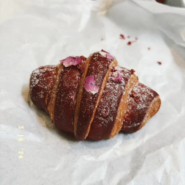 Lychees, Raspberry and Rose of Kelaa MfGouna croissant