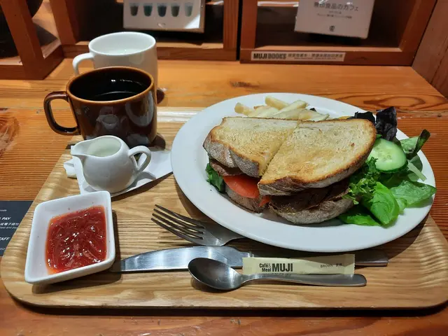 牛油果燒牛肉三文治連咖啡