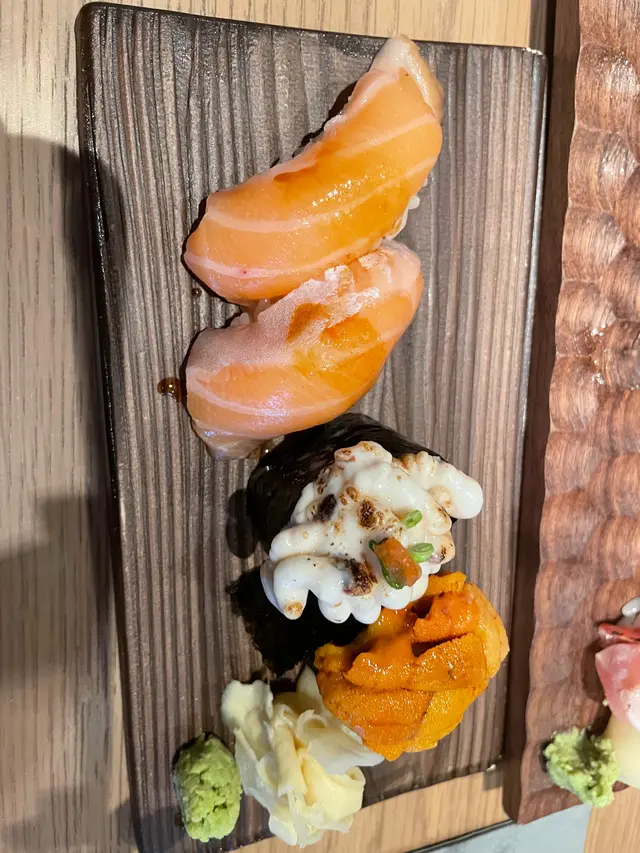 特別推介白子同海膽壽司,真係好新鮮性價比一流👍三文魚腩壽司就唔推介,欠缺油花類似普通三文魚質素
