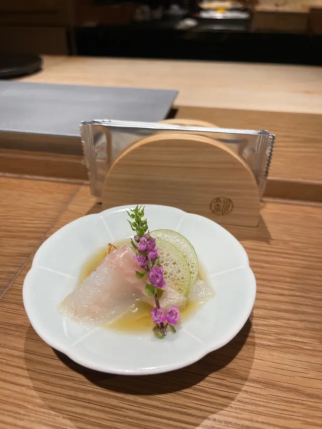 北海道鮫鰈魚配新鮮紫蘇花