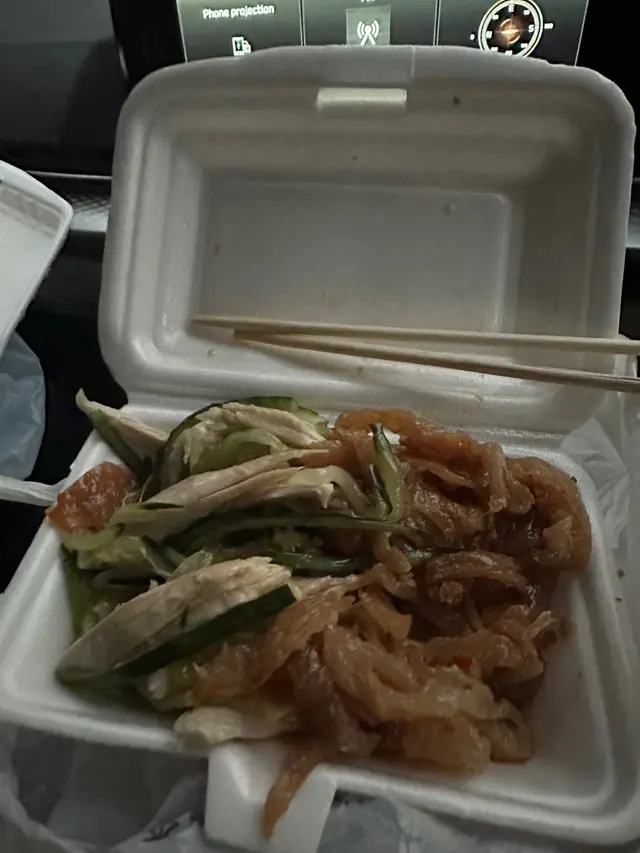 手撕雞：好多青瓜  起碼有一半係青瓜 