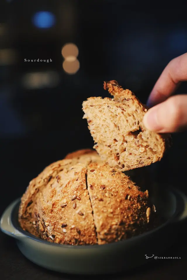 混合多種穀物製成的酸種麵包,外脆內韌