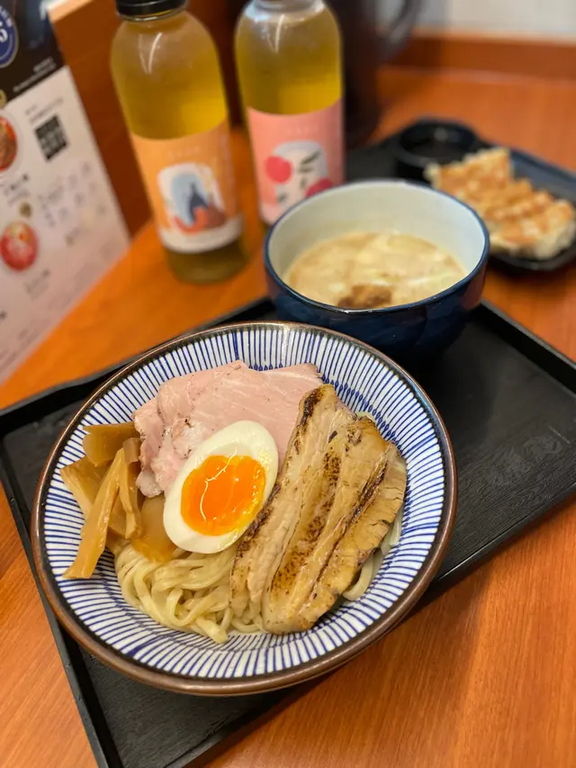 個沾汁好濃但唔會死鹹,掛面一流,鰹魚味鮮香!我自己比較喜歡粗麵,一上菜見到有粒粒小麥粉呢隻麵肯定會煙韌好味!果然係十分勁道。個人認為普通嗰隻叉燒比慢煮叉燒更好味,五花腩叉燒塊灸燒過,更加香口!個脂肪部分入口即溶