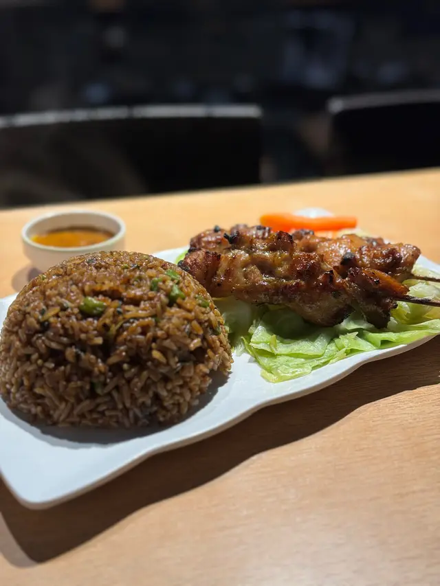 串燒雞肉燒到燶燶地 肉質鮮嫩juicy💦
沙爹醬有花生碎 甜甜地好夾🥜
炒飯好多料 粒粒分明 少少辣好惹味～
