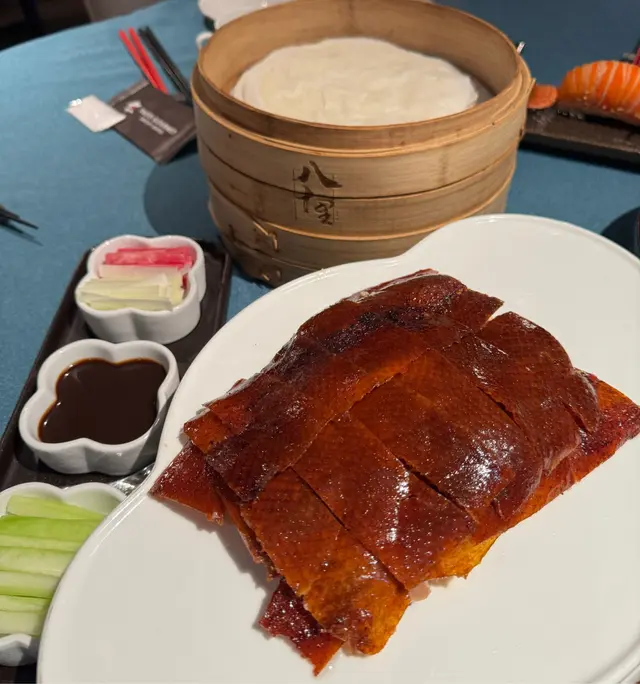 一隻鴨的份量唔算多 五人份量剛剛好 唔知點解粉皮好快就凍左 但係皮夠薄 食多幾塊都唔會好飽  鴨皮卜卜脆 鴨肉都好嫩口 唔錯👍🏻
