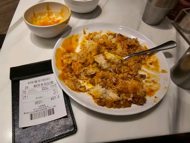 免治牛飯 叫佢外加蕃茄汁先有呢個顏色如果唔係你係食緊白飯阿。惜肉如金。我唔會再入呢間垃圾餐廳
