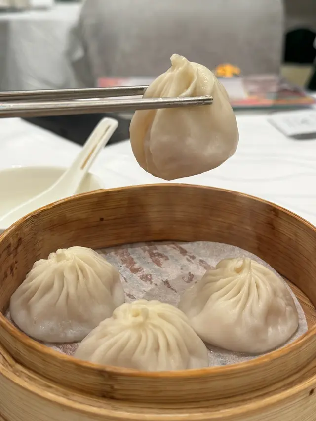 這才是小籠包吧😆皮薄 內又多汁 好爽你們看我們搖超久 玩很久就都都沒漏😂愛清淡的 直接吃即可🤤愛濃味的 可以沾醋😍又不會太酸 直接吃醋的薑絲 都可～～🤭