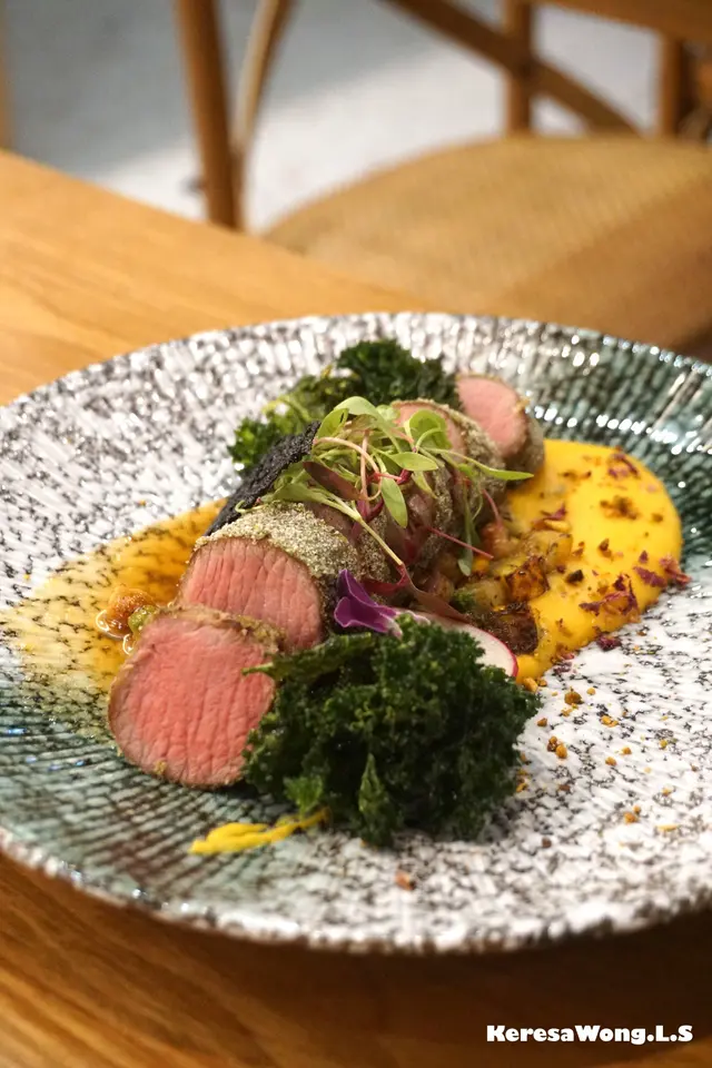 炭燒慢煮香酥羊西冷配自家製泰式酸甜醬