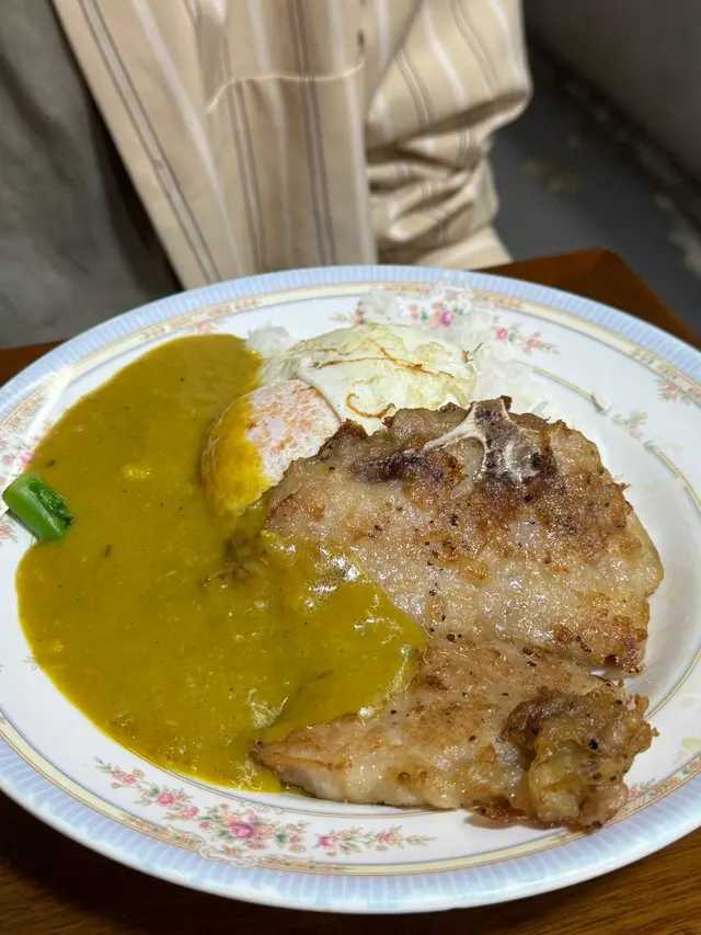 他們的咖哩有點像我們小時候上學🎒午餐🥣咖哩
太陽蛋滑流流配著咖哩飯吃 肯定不會輸!!
豬排🥩還軟身 刀子都不用 也能把肉分開