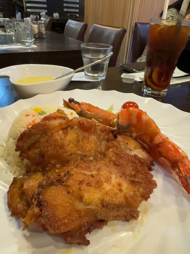 烤焗雞扒伴原隻大虎蝦配蒜蓉汁