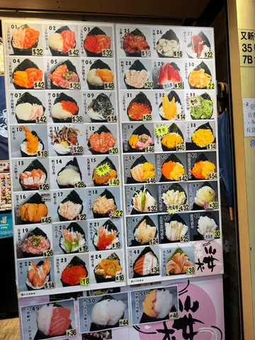 店舖不是太大，但可以外賣或在店外設有枱仔及醬料即時食。紫菜非常脆口，配上暖暖的飯團，軟殼蟹手卷需要等15分鐘但值得的，香脆、熱、乾身、脆口，而三文魚腩肥美，非常好
