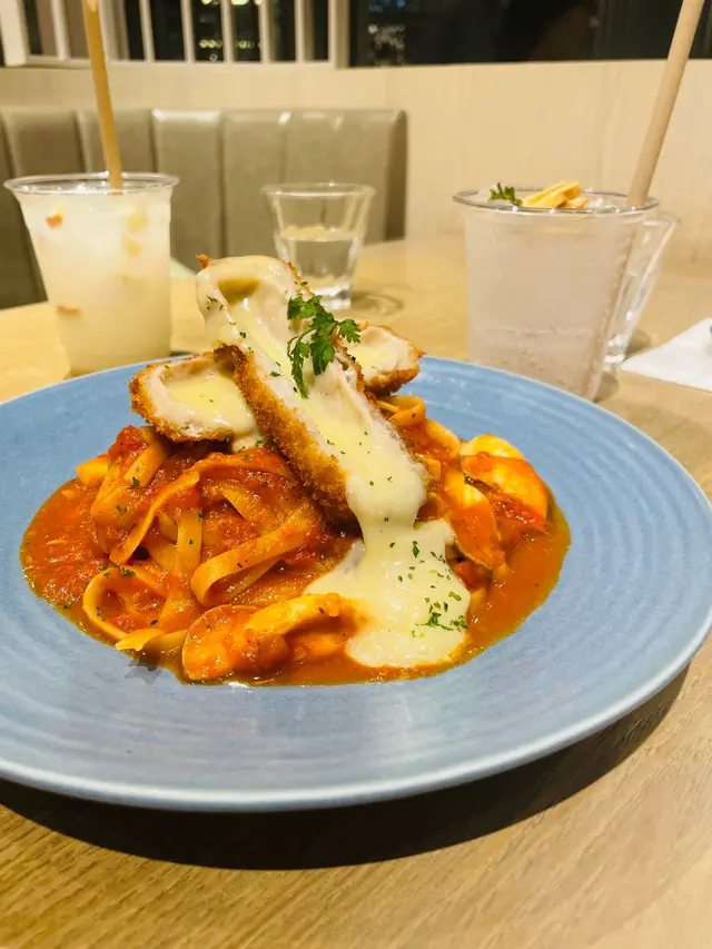 芝士流心打卡一流
但只有兩塊豬扒有啲唔夠喉🤣
意粉口感剛好
蕃茄味唔會好酸而且好多醬汁
推薦❤️