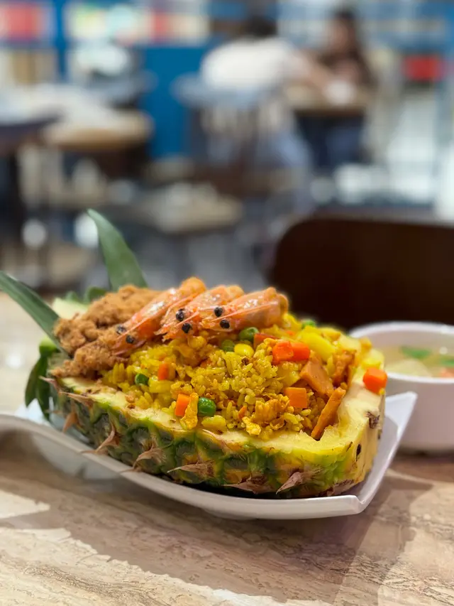 有三大隻蝦🦐份量多到就黎瀉出黎😂
炒飯好香好乾身 菠蘿肉好多 唔酸好開胃🍍