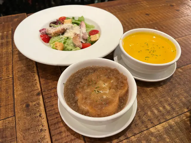 法式芝士洋蔥湯 +香濃南瓜忌廉湯 +香草雞肉凱撒沙律(半份)