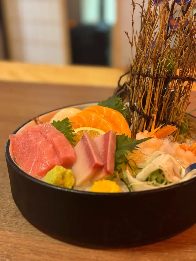 依盤咁架勢既刺身拼盤一共有6樣野:
三文魚、油甘魚、吞拿魚、帶子、蝦、左口魚
樣樣都新鮮厚切 最出身係左口魚 微微燒過油脂香口✨