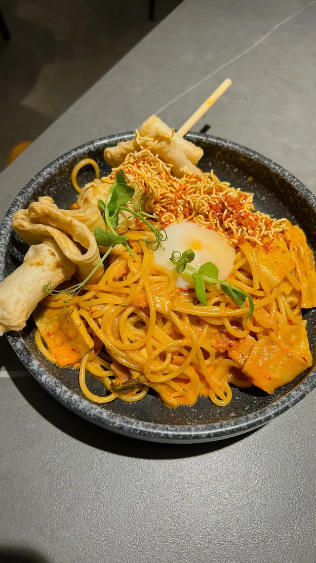 魚糕串辛辣麵卡邦尼意粉