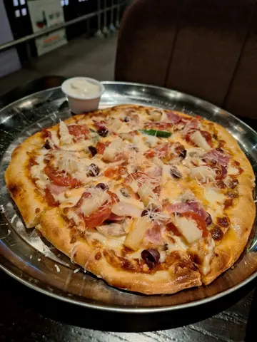 Atavola House Special pizza