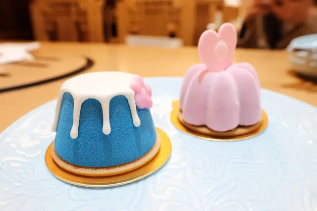 外形精緻的富士山，使用士多啤梨流心和白朱古力慕絲製作，口感細膩清爽，不會太甜。
