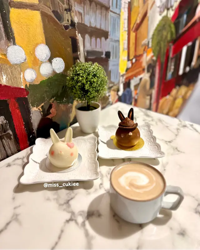 紅茶黑糖麻糬蛋糕 (HK$52) & 荔枝紅桑子蛋糕 (HK$52) & 愛爾蘭咖啡 (+HK$36)