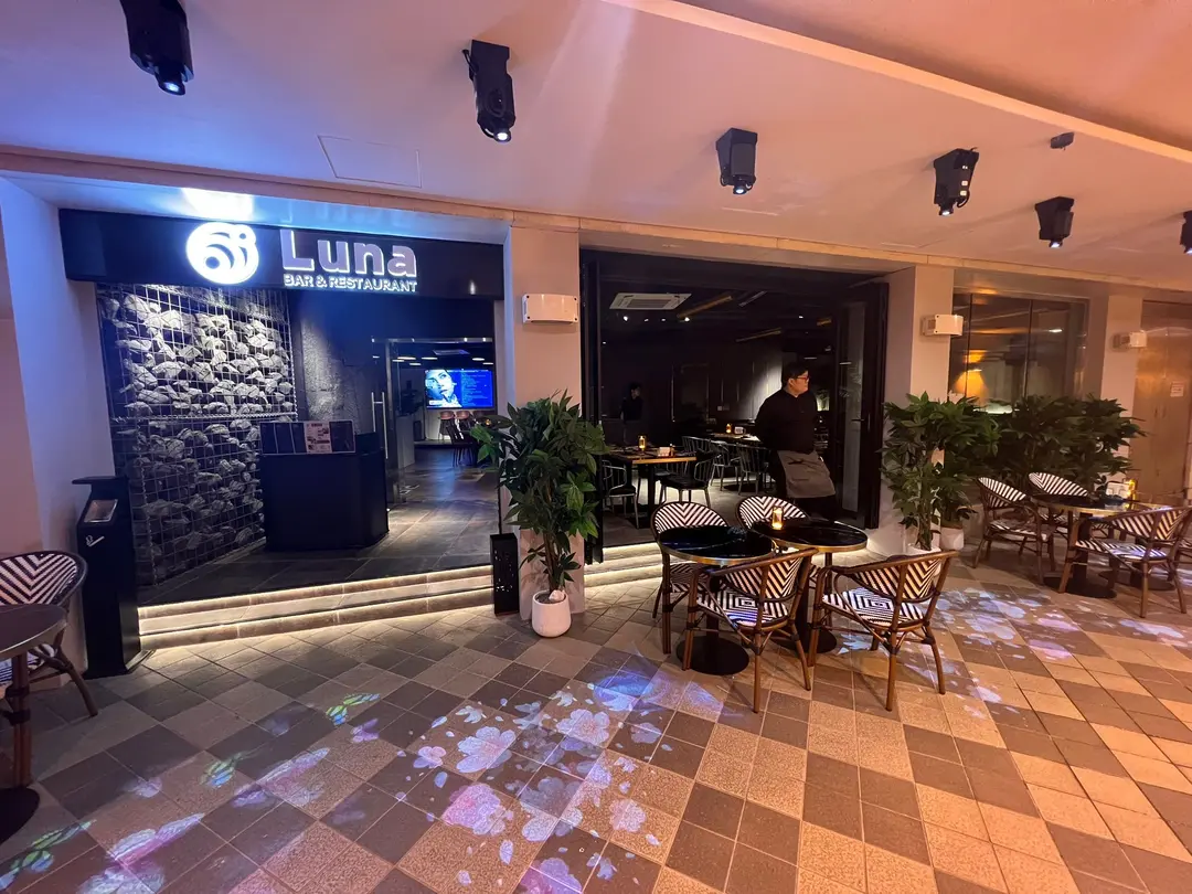 Luna Bar & Restaurant