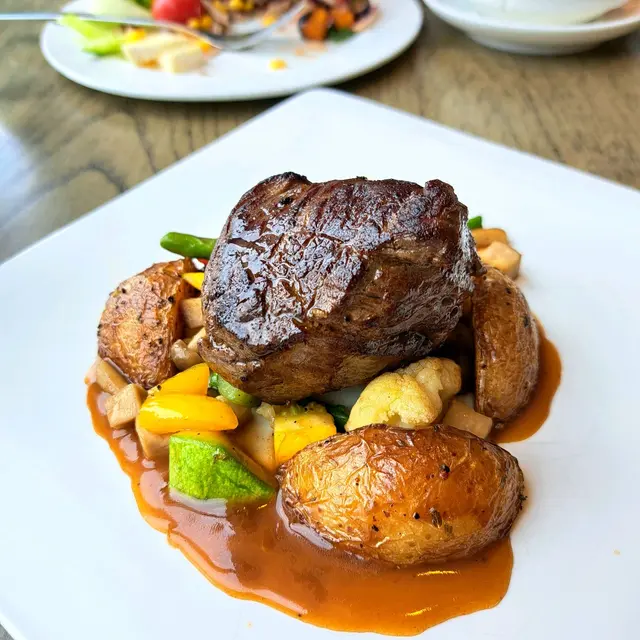 澳洲穀飼牛柳配燒汁