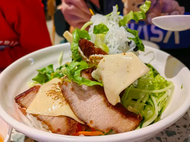 雙層芝士豬頸肉撈檬粉