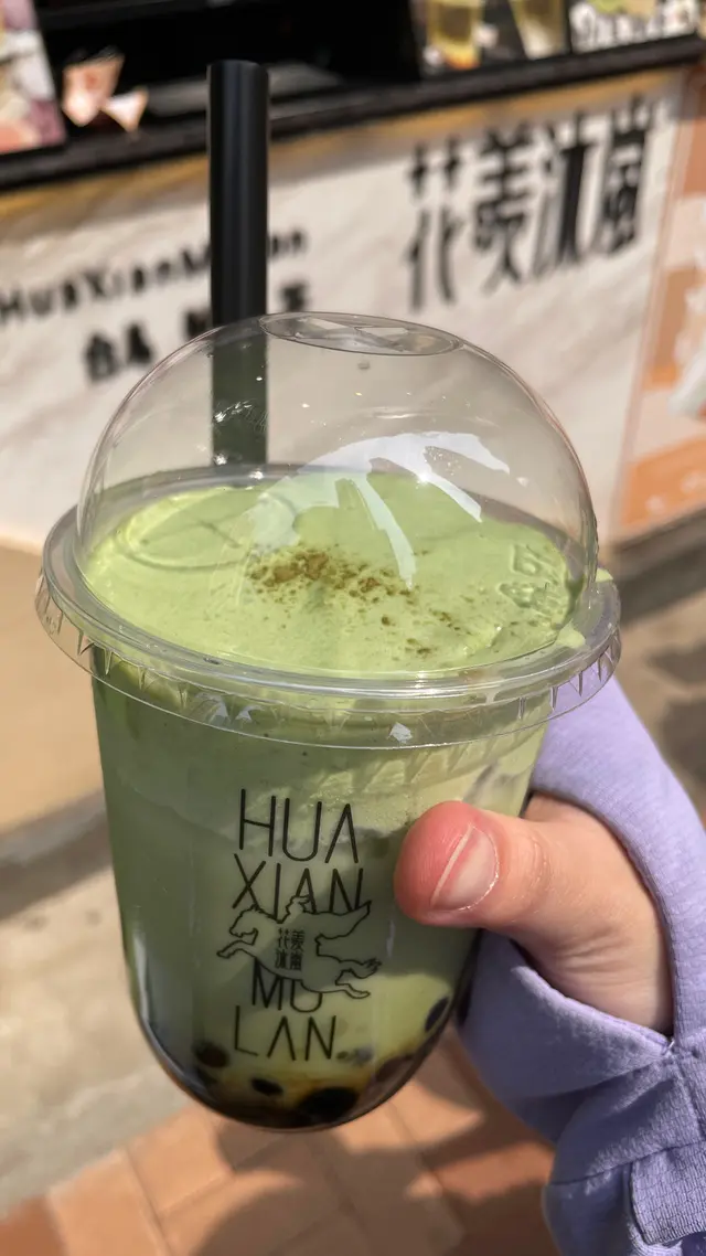 黑糖珍珠甜可理解，但抹茶也是甜到不要不要的。甜上甜再加上奶蓋的甜膩，整杯失去平衡。很失望🥴
