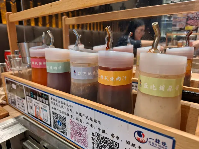 好多唔同既醬汁，仲有鹽同黑椒