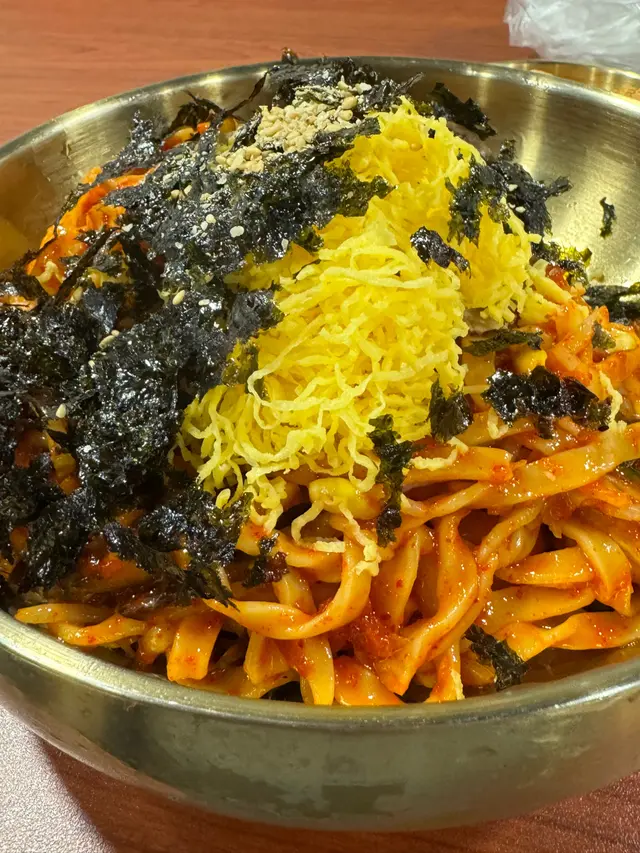 辣拌刀削麵
麵份量多,肉片份量比較少,味道偏甜口不太辣,整體口感比較單一。