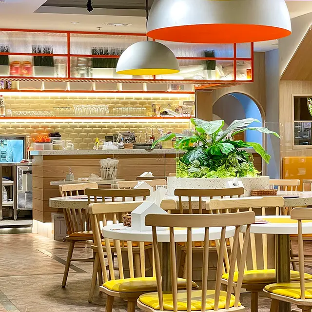 半蛋殼造型吊燈及雞蛋形餐枱