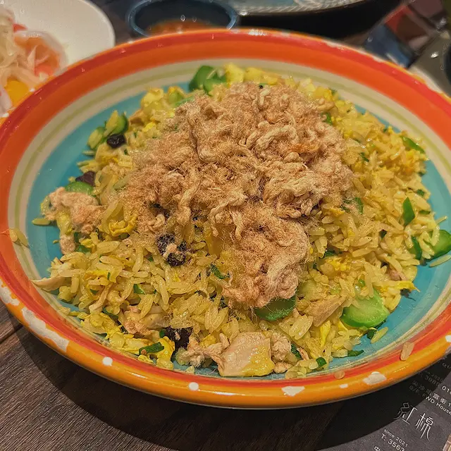 個炒飯其實只係菠蘿炒飯嘅變異版-少咗啲腰果,海鮮轉咗雞肉, 味道中規中矩。