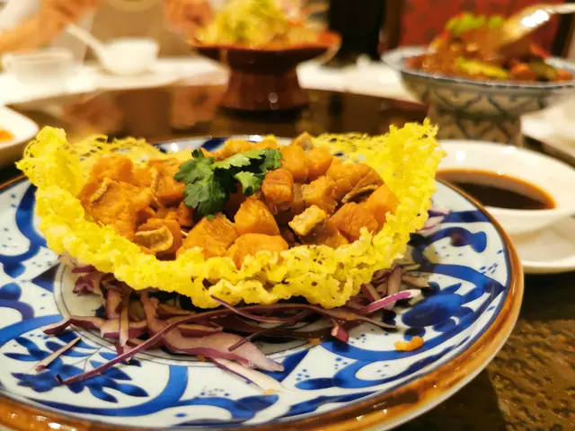 外形似金鳥雀巢， 咸魚粒夠曬鹹， 伴上小碟喼汁，一起食刀口感無咁鹹。