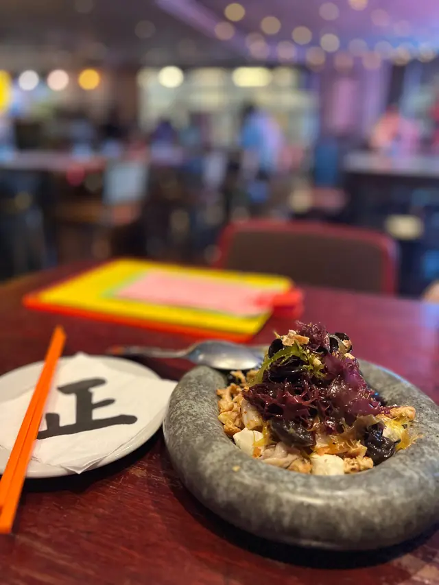 涼拌水煮風本地鮮魷配迷你水牛芝士,泰國柚子肉及老油條脆粒