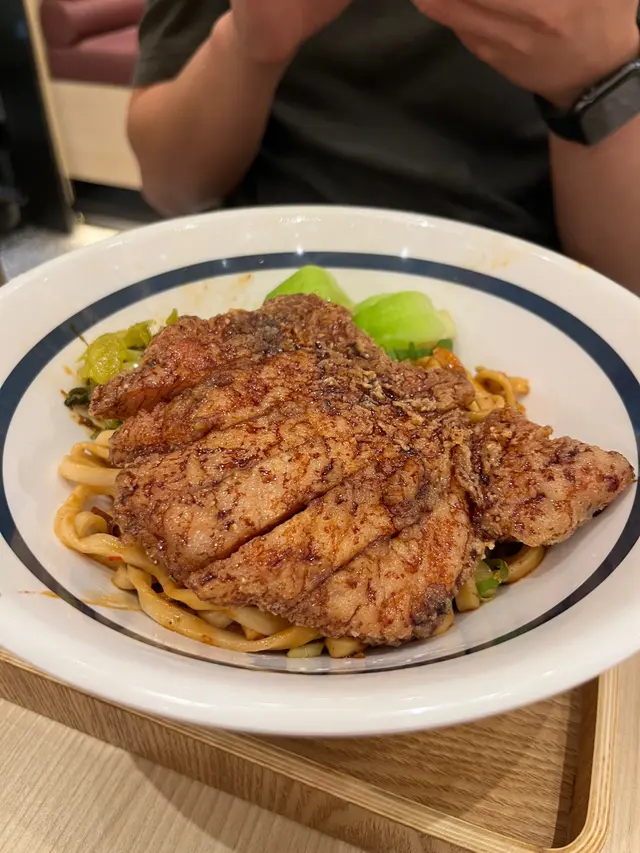 蜜汁滷排骨麻辣拌麵