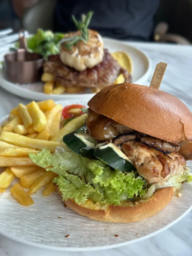 花膠鵝肝醉雞芝士漢堡