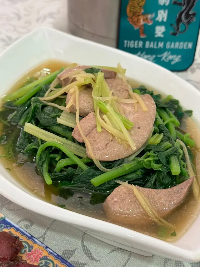 這豬潤的厚度真的完全被嚇到！！即便擁有這厚度 但吃來又嫩又爽
而且又不會有可怕的騷臭/ 腥味 清淡上湯配上新鮮又嫩的莧菜 是份舒服的選擇