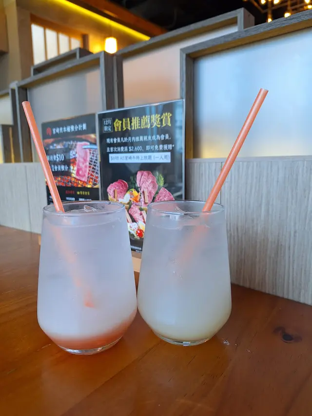 白桃乳酸梳打 與 荔枝乳酸梳打