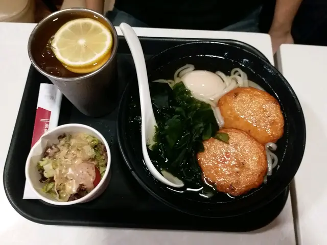 墨魚餅湯烏冬,沙律同凍檸水