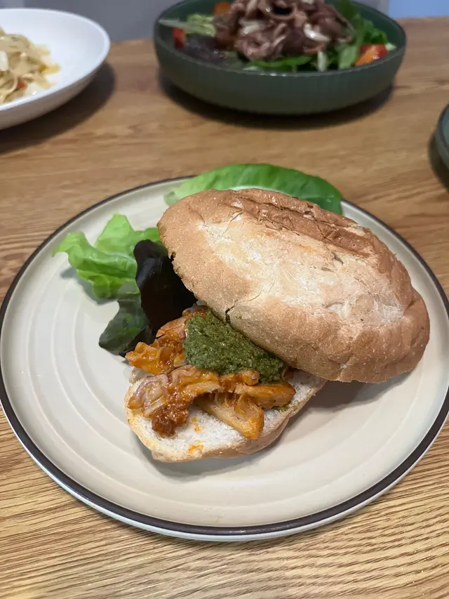 當地有名的牛肚包制法，配自制香草醬