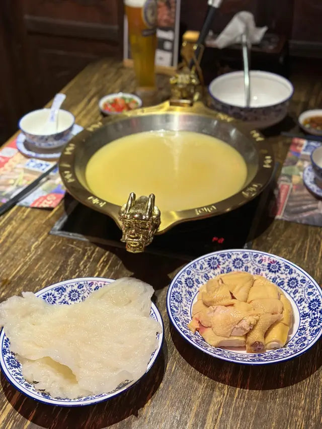 #花膠雞湯 #滾得囍 #北角 #宮廷火鍋 #火鍋 #晚餐 #打邊爐 #hotpot #hotpothk #宮殿 #聖旨到 #北角美食 #火鍋晚市 #養生湯底 #花膠雞 