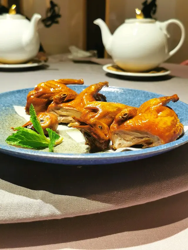 皮脆,肉質嫩滑,肉汁滴漏在指尖