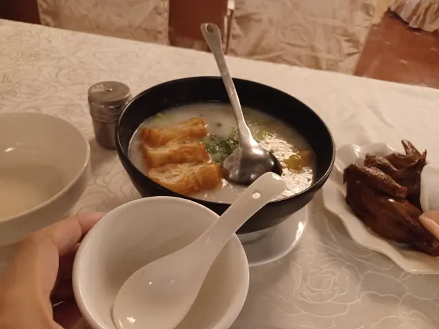 滑雞粥可供二人食量。一大碗可分四至五小碗。粥底好綿但入口香滑。雞肉鮮甜可口。