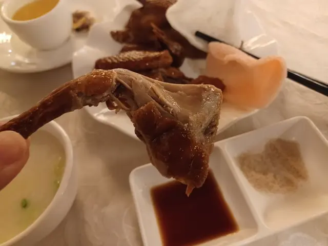 紅燒乳鴿好鮮嫩。入口即溶。美味可口。因為採用秘製醬汁。好耐無食，水準無變。