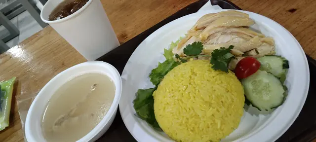 鮮艷金黃油雞飯配嫩滑海南雞和惹味辣椒醬黑豉油養眼好味,還有清甜雞湯
只售$40😋份量對我來說適量,男人可能僅僅夠?