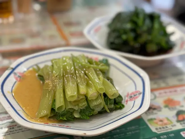 蘸少許腐乳,鹹香惹味